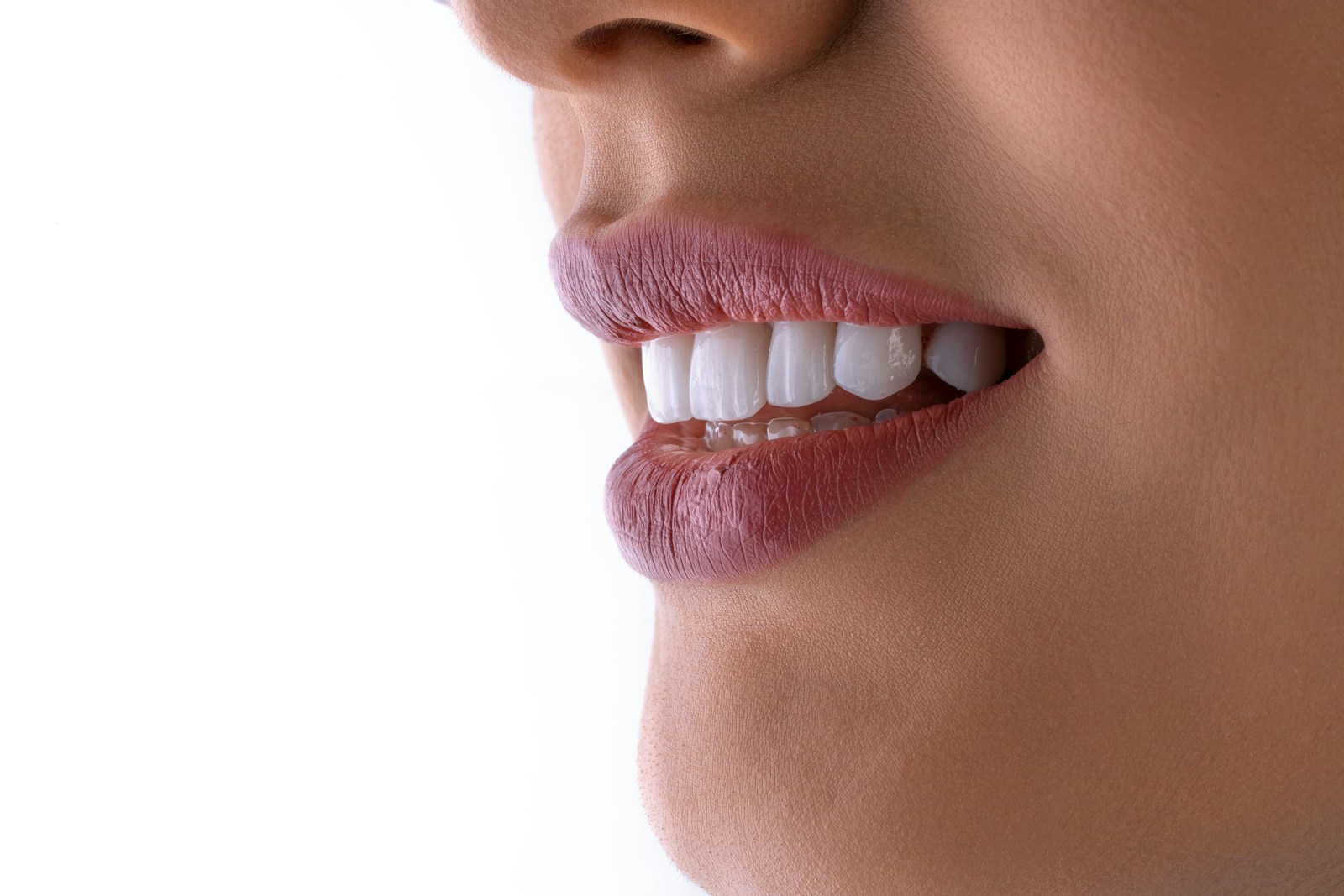 Photo réelle d'un sourire avec des dents blanches et parfaitement alignées